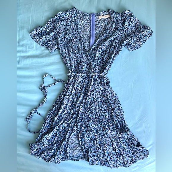 Size S ditsy floral pattern blue short summer wrap sundress - Picture 1 of 2